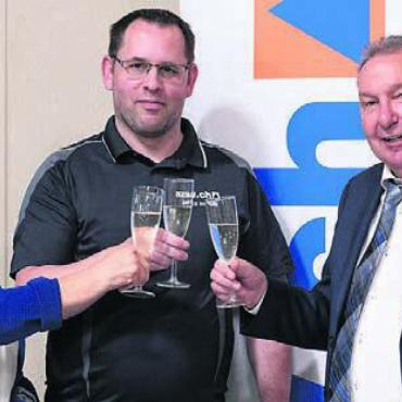 Romuald Brem verabschiedet - Romuald Brem (rechts), bisheriger Präsident des Aargauischen Zivilschutzverbands, mit seinem Nachfolger Mike Rudin und Vreni Friker, abtretende Leiterin der Geschäftsstelle. Bild: zg