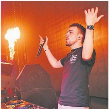«Ich bin eigentlich Vegetarier» - DJ Simon Miles in Aktion: Jan Becker hat sein Hobby zum Beruf gemacht. Bild: pd