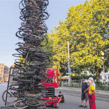Das Licht in der Stadtkirche - Gleich daneben entstand ein eindrücklicher Turm aus Velos.