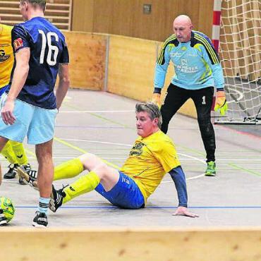 Viel Fussball zum Start ins neue Jahr - Schon zum Start ins Jahr 2023 veranstaltete der FC Wohlen ein Hallenturnier. Die Legenden (hier der FC Hägglingen) legten sich mächtig ins Zeug. Bild: Archiv