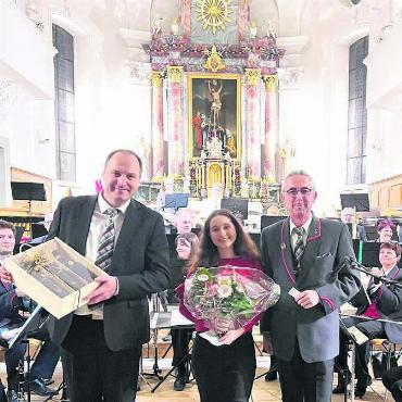 Musikalisches Weihnachtsgeschenk - Musikvereinspräsident Markus Konrad (rechts) bedankt sich bei Moderatorin Olivia Huggel und Dirigent Markus Steimen. Bilder: Walter Minder