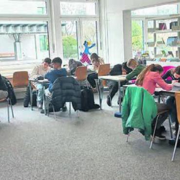 Eigene Figuren entworfen - Die Schüler und Schülerinnen waren mit Begeisterung an der Sache. Bild: zg