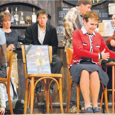 Jacky’s Improvisation ins Glück - Bei der Trauerfeier kommen die Verbindungen der Einwohner zu Ned Devine ans Licht. Mrs. Kennedy (Andrea Schuler), welche mit Ned über alles sprach, kommt ins Erzählen.
