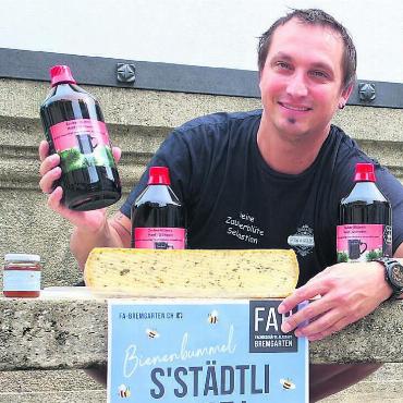 Jeden Tag etwas Besonderes - Sebastian Hampl ist mit den Gedanken irgendwo zwischen Glühwein, Raclette und Honigbienenbummel. Aktuell steht die FAB-Aktion zum Herbstbeginn an. Eine spannende Neuerung, die geplant werden will, bringt dann die Adventszeit. Bild: zg
