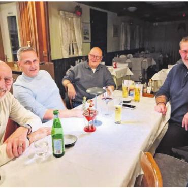 Interesse nicht vorhanden - Der Gemeinderat am letzten Stammtisch im November, Gemeindeammann Silvan Zülle fehlt auf dem Bild, er war der Fotograf. Bild: gk