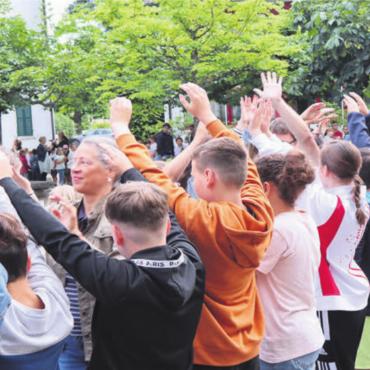 «Ein historischer Moment» - Durch den Spalier wurden die SeReal-Schüler und die Lehrerschaft von den Primarschülern auf den Weg nach Fahrwangen geschickt.