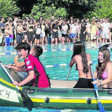 Der Juli fällt ins Wasser - Volle Badi beim Jugendfest Ende Juni. Im Juli kamen kaum noch Gäste. Bild: spr