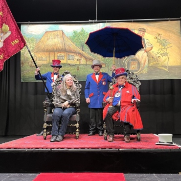 Wohlen: «Orest de Gsundmacher» ist neuer Ehrenkammerer - Der frisch inthronisierte Ehrenkammerer Orest (Dr. Biehle) de Gsundmacher (rechts) mit seiner Frau Ursula. Bild: zg