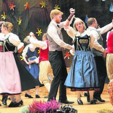 Tanz ohne Scheuklappen - Die Eggenwiler Volkstanzgruppe präsentierte eine grosse Vielfalt an Tänzen. Bild: rwi