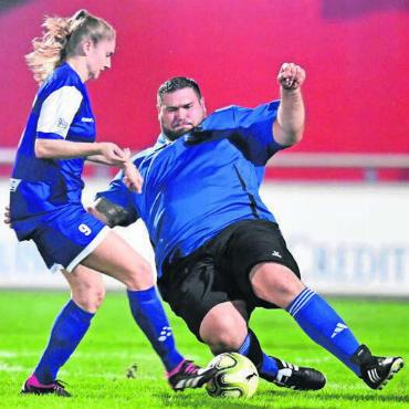 Wie im Flipperkasten - Schwingerbrocken Tiago Vieira im Duell mit einer Spielerin der FC-Wohlen-Frauen.
