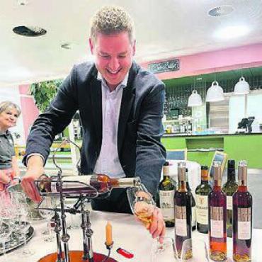 Vergnügen der Extraklasse - Für einmal nicht als Gemeinderat, sondern als Weinkenner im Einsatz: Vinothek-Inhaber René Schmidli.