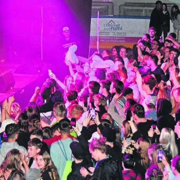 Wohlyday mit Magie und Musik - Die grosse Bühne in der Eishalle sorgte vor drei Jahren für gute Stimmung. Bild: Archiv