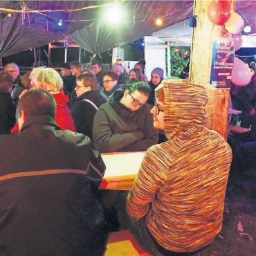 Grund zum Feiern - Die Ehemaligen und die aktuellen Leiter geniessen den Abend voller Erinnerungen, als sie noch als neugierige Kids in die Jungwacht kamen. Bilder: Monica Rast