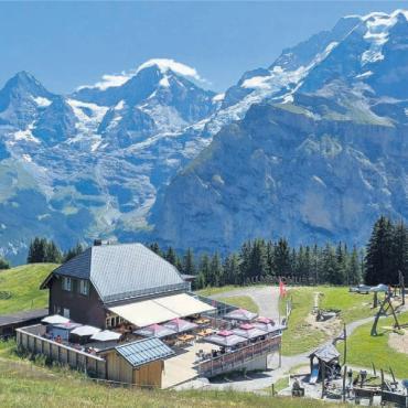 Der Sommer ist (fast) vorbei - Anfang August war Werner Rey aus Wohlen auf einer Wanderung im Berner Oberland. Er schreibt zu diesem Bild: «Stechelberg via Mürren zum Restaurant Allmendhubel. Wir genossen diese fantastische Aussicht auf die bekannten Berge Eiger, Mönch und Jungfrau.»