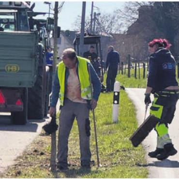 Verbindende Bäume - Der Technische Dienst und die Landwirte arbeiten Hand in Hand, um entlang des Velowegs eine Baumreihe zu pflanzen. Bild: gk