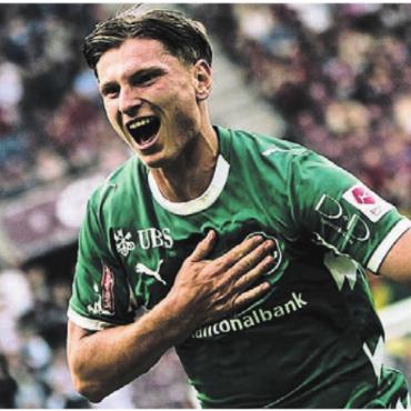 Endspurt - Freiämter Sportler des Jahres - ALESSANDRO VOGT (20)
WOHLEN / FC ST. GALLEN
FUSSBALL
Was für ein Fussballjahr für Alessandro Vogt. Der einstige Junior des FC Wohlen unterzeichnet im Sommer einen Profivertrag beim FC St. Gallen bis 2029 – und startet dann so richtig durch. Der Stürmer entzückt die Fussball-Schweiz mit seinen Toren und wird zum Shootingstar. In der Torschützenliste der Super League ist er mit aktuell acht Toren vorne dabei. Er debütiert auch in der U21-Nati und erzielt dort bis Ende Jahr zwei Tore.