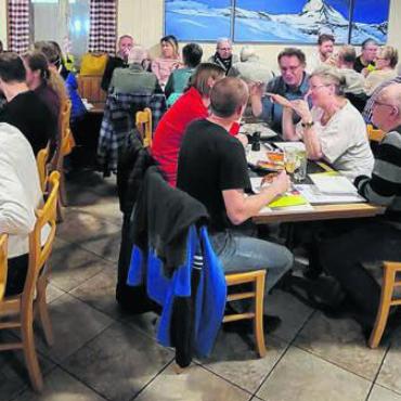 Petition und Motion für Ortsbus - An der Generalversammlung im Restaurant Hirschen machten die Mitglieder des Dorfvereins klar, dass sie für die Ortsbuslinie bis hinauf zum Anglikerberg kämpfen werden. Bild: zg