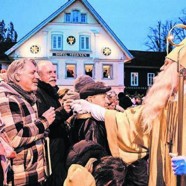 Auf dem Totenbett versprochen - Nicht nur die Kinder freuen sich in Wohlen über die Gaben des Samichlaus, auch viele Erwachsene freuen sich über die Begegnung mit ihm.