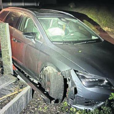 Betrunken in Gartenmauer geprallt - Die Fahrt endete in einem Mäuerchen. Laut Aussagen der Fahrerin musste sie einem überholenden Auto ausweichen. Bild: pz