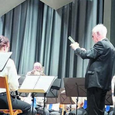 Funkenregen der Begeisterung - Die Musikgesellschaft Boswil und Ulla Alborghetti mit ihrem Altsaxofon, rechts vom Dirigenten Felix Müller, bei der Präsentation von «Strangers in the night».