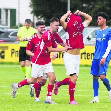 Zurück im Rennen - Die Bremgarter (von links: Mathis Stutz, Ermal Krasniqi, Tihomir Grabovica) bejubeln das 2:0. Der Captain deutet an, das Trikot auszuziehen, und lässt es doch bleiben. Die Strafpunkte können im Abstiegskampf noch eine Rolle spielen. Wohlens Chris Wiederkehr steht die Enttäuschung ins Gesicht geschrieben. Bild: Josip Lasic