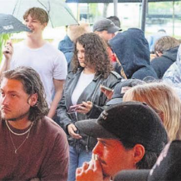Historische Party bleibt aus - England macht das 1:1. In Stiefelchnächt’s Bauwagen in Bremgarten sorgt der Spielverlauf für mässig Begeisterung. Auch das Wetter spielte kaum mit, trockene Plätze waren begehrt. Nebst dem Regen floss auch das Bier in Strömen.