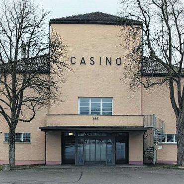«Keine Chance, also nutzen wir sie» - Die Bausubstanz des Casinos ist zu einem grossen Teil 90-jährig. Damit ist es für den Kanton auch ein schützenswerter Zeitzeuge der Vergangenheit, was die Lage für ein Neubauprojekt verkompliziert. Bilder: Marco Huwyler