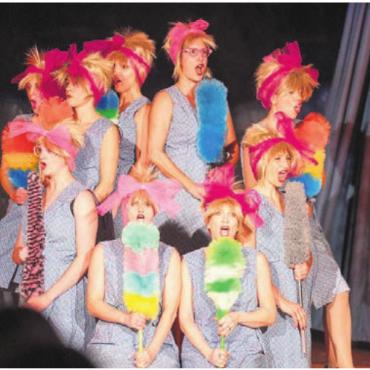 «The Show must go on» - Das Team Aerobic verwandelt sich von Putzfrauen zu Tina-Turner-Doubles.