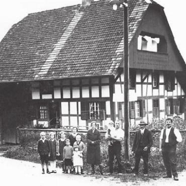Eigenen Wurzeln treu geblieben - Eine Aufnahme aus den 20er-Jahren: Die Familie Koch vor dem «Saxehus» an der Abzweigung nach Büelisacker. Hier befindet sich heute das Architekturbüro.