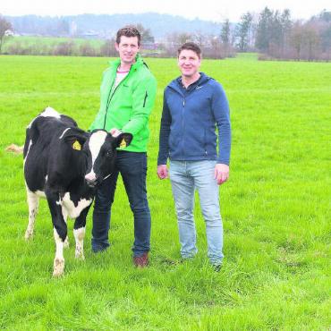 Drei Tage Sport pur - OK-Präsident Sandro Vollenweider (rechts) mit Mathias Suter und dem Kalb «Mulnowe», das der Festsieger erhält. Bilder: zg/Archiv