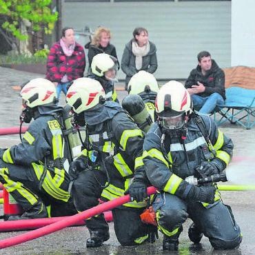 Baby aus dem Auto retten - Wenn die Feuerwehr gleich vor dem Haus probt, dann lässt es sich auch im Campingstuhl gemütlich zuschauen.