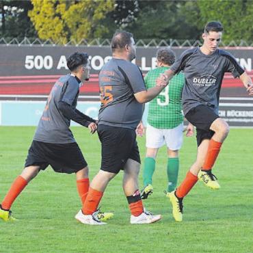 Ein besonderes Derby - Jubel beim FC Fortuna Integra nach einem Torerfolg. Mit den Ponte Kickers verbindet sie eine «positive Rivalität», wie es Trainer Adriano Meyer beschreibt. Bilder: jl