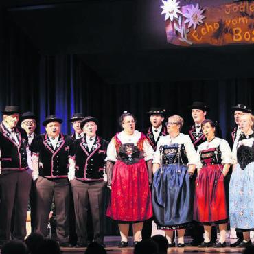Tradition trifft Temperament - Der gastgebende Jodlerklub Boswil sorgte mit warmen, harmonischen Jodlerklängen sofort für eine heimelige Atmosphäre. Bilder: mm