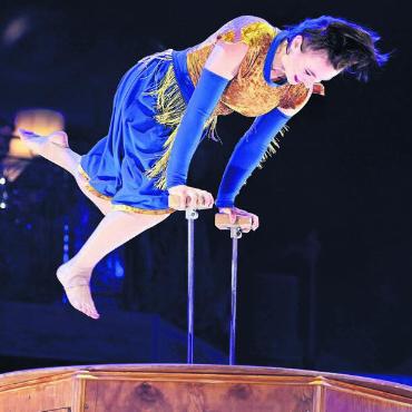 Das einmalige Brockenhaus - Geniale Show, auf einem alten Kasten hingezaubert: Joana Lokaichuk aus Deutschland.