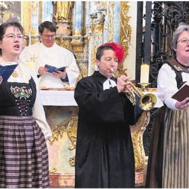 Gastronomie blüht auf - Seelsorgerin Corinne Dobler an der Trompete, umrahmt vom Jodelklub Heimelig. Bild: zg