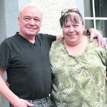 Nochmals alle zusammen - Hanspeter und Susi Schurtenberger freuen sich auf den Ruhestand. Bild: cbl