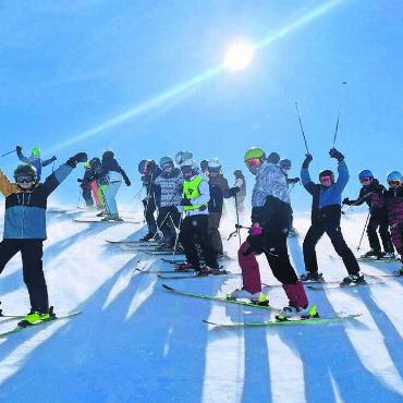 Mit Grossaufgebot in den Schnee - Sonne, Schnee und jede Menge Spass haben die Teilnehmenden auf der Piste.