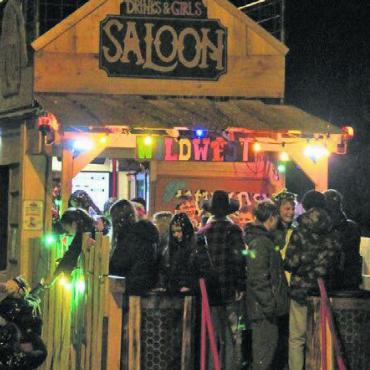 Ein riesiger Haufen mobiler Discos - Der fahrende Saloon der Fäschtbankbrächer aus Künten.