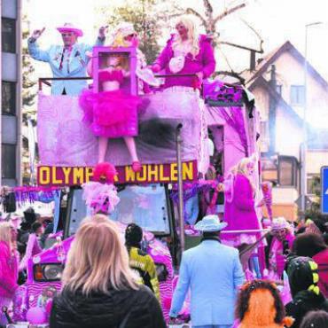 «Ein Zeichen der Engel …» - «I’m a Barbie girl …» Die Gruppe Olympia sorgte in Wohlens Strassen für prächtige Stimmung.