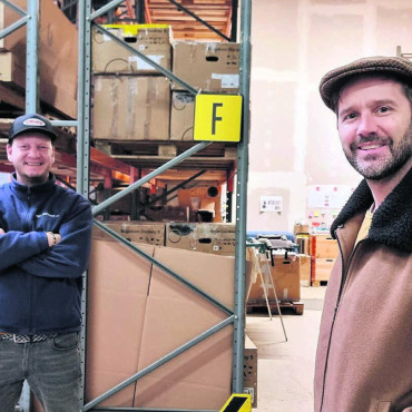 Mieten entspannt Familien-Budget - Logistik, Lager und Aufbereitungsort: Marc Nater von Sprinter Logistik, links, und Marco Tramontano schätzen ihre Zusammenarbeit. Bild: Verena Anna Wigger