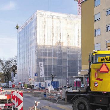 Ehemaliges Ärztehaus wird Wohn- und Geschäftshaus - Per Oktober 2026 sollen hier die Wohnungen bezugsbereit sein.