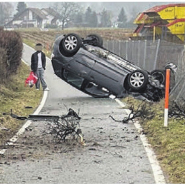 Auf dem Dach gelandet - Der Unfallverursacher kam von der übersichtlichen Strasse ab und landete auf dem Dach. Bild: pz