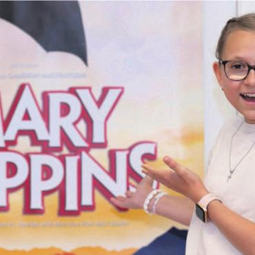 Kleiner Star auf grosser Bühne - Noée Täschler spielt im Musical Jane Banks.