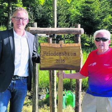 Vom Nussbaum zur Sommerlinde - Fototermin mit Gemeindeammann Arsène Perroud: Kaspar «Chabi» Burkart (rechts) war dabei, als der Friedensbaum vor 80 Jahren gepflanzt wurde.
