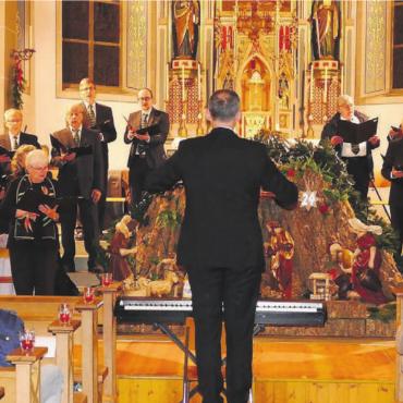 Auftakt zum Weihnachtsfest - Der Auftritt des Cäcilienchors in der stimmungsvoll beleuchteten Pfarrkirche hat längst Tradition und lockt viel Publikum an. Bilder: Stefan Treier