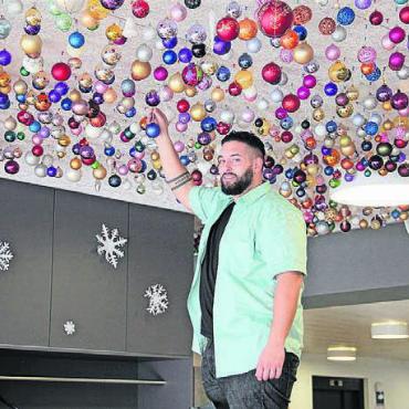 Eine verrückte Idee - Die letzte Kugel findet ihren Platz an der Decke. Wie viele Kugeln es insgesamt sind, wird man im Januar erfahren. Bild: mo