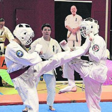 Karate-Nachwuchs in Action - Obwohl einige der Karatekas noch keine zehn Jahre alt sind, wurde mit vollem Einsatz gekämpft.