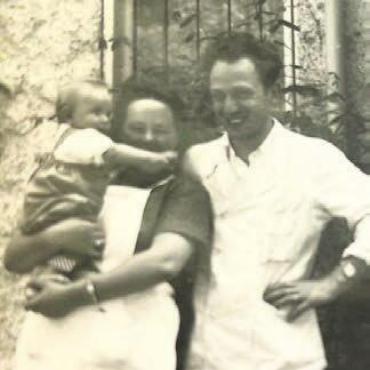 Mehr als nur Verkauf von Fleisch - Das Ehepaar Köpfli mit Klein-Ernst auf dem Arm im Jahr 1957.