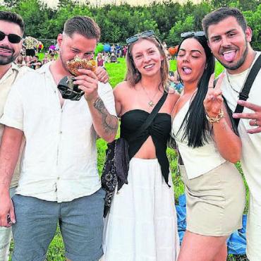 Ein Festival, das elektrisiert - Viel Freiamt und ein wenig Österreich. Von links: Luca Koch, Joel Geissmann (beide aus Wohlen), Nina Lair (Sölden, Österreich), Milena Koch (Waltenschwil) und Jason Studer (Luzern).
