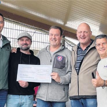 Geschenk für den Nachwuchs - Das Kammerbar-Team übergibt dem FC Wohlen den Scheck. Von links: Marcel Amrein (Co-Präsident FC Wohlen), Thomas Bächer, Peter Michel, Frits van der Graaff (Mitglieder Kammergesellschaft), Fortunato Vicedomini (Wirt Clubhaus Forti). Bild: jl